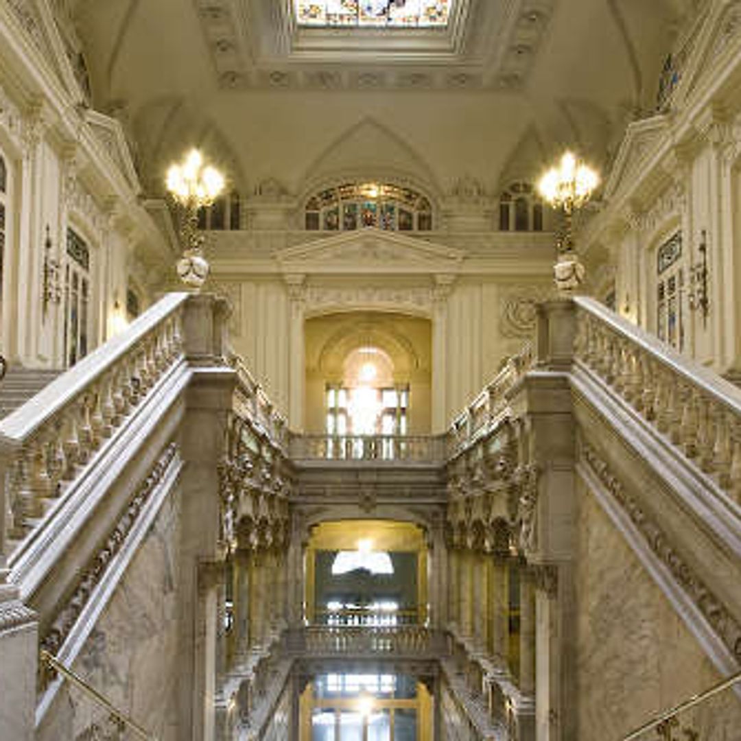 Imponentes escaleras del Banco de España