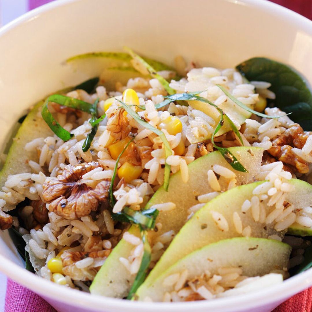 Ensalada de arroz con espinacas, pera y nueces