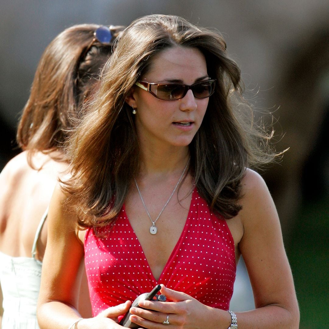 El vestido rojo con escote de Kate Middleton que inspira nuestros looks de verano
