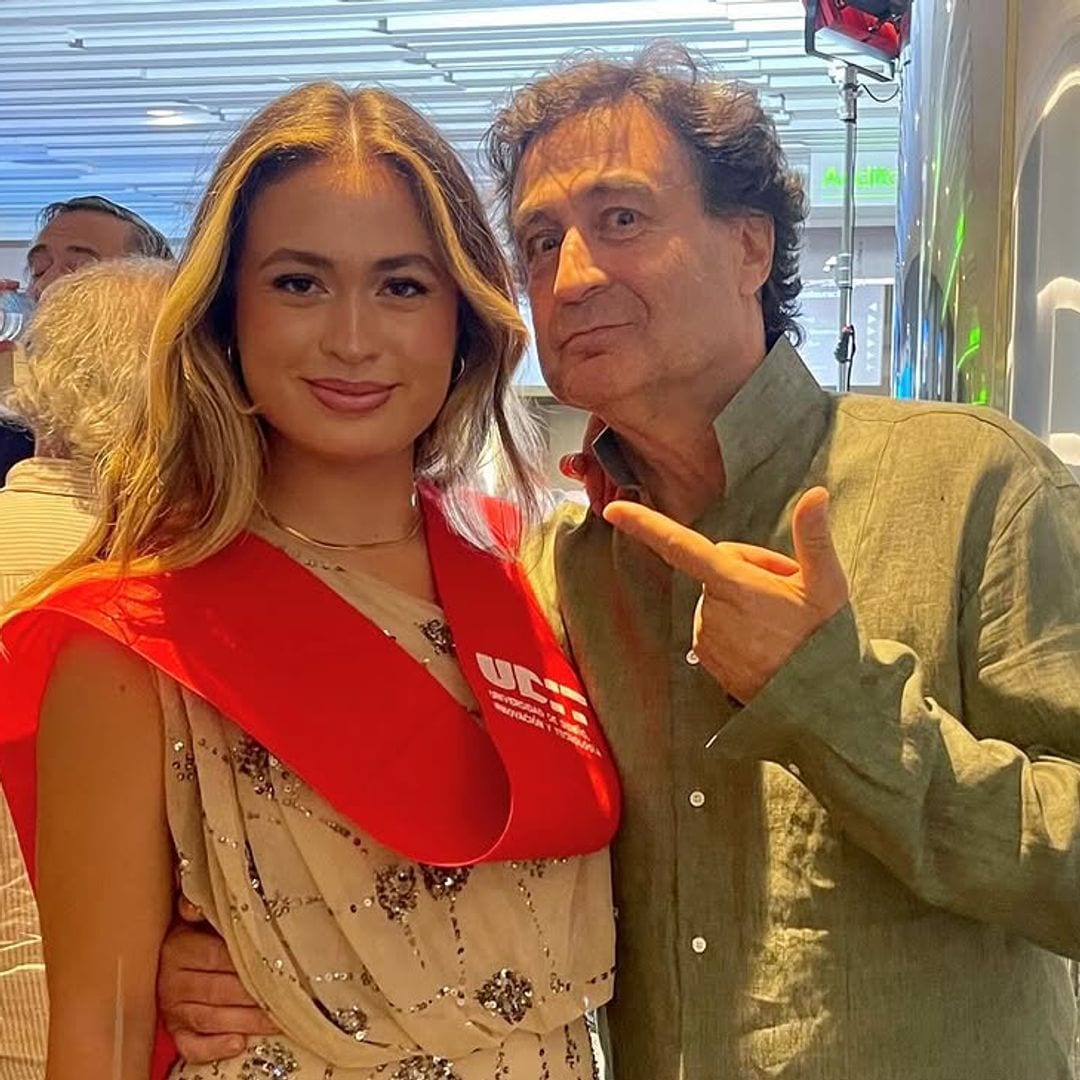 Pepe Rodríguez superorgulloso en la graduación de su hija María, la que más se parece a él