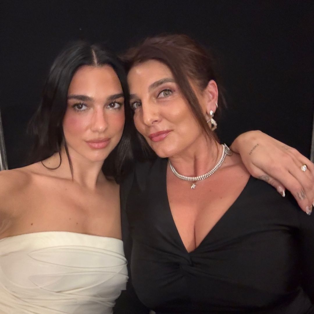 Dua Lipa y su madre: el enorme parecido de las dos mujeres, en 7 imágenes nunca vistas