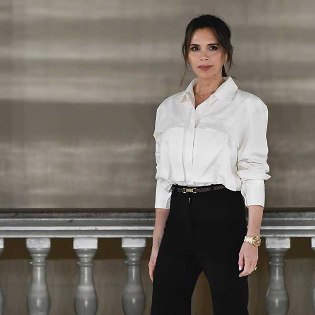 El look de (tele)trabajo de Victoria Beckham es perfecto para dejar de lado los vaqueros