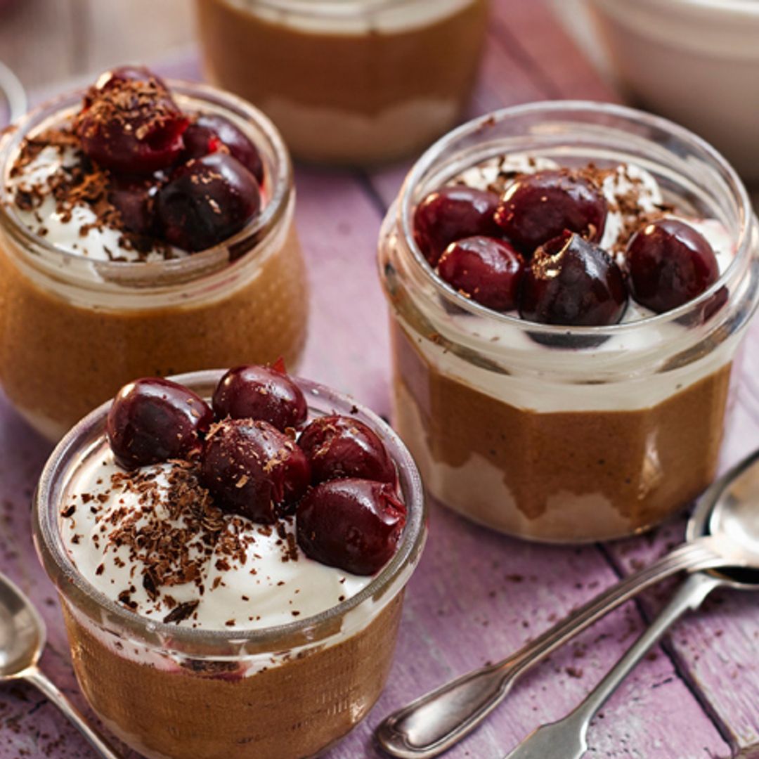 Crema de chocolate con nata y cerezas confitadas