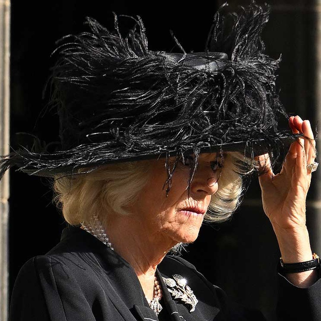 La reina Camilla rinde homenaje a la reina Isabel II en su funeral luciendo uno de sus broches favoritos