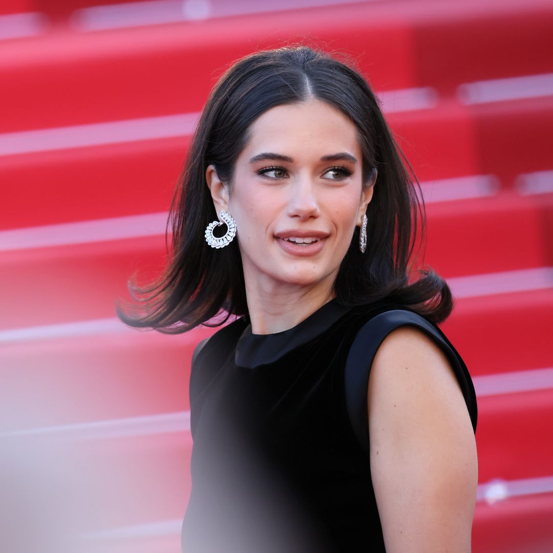 La hija de John Travolta recupera en Cannes el look sesentero que te salvará si tienes que peinarte tú misma en tu próximo evento