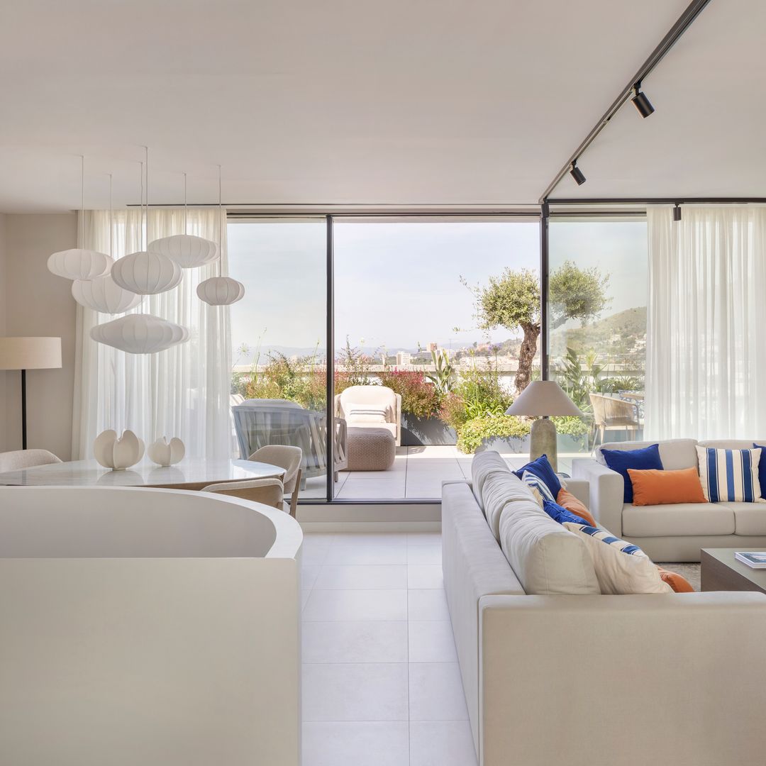 Así es este ático en el exclusivo barrio de Pedralbes: escalera escultórica, suite con efecto 'wow' y terrazas con vistas