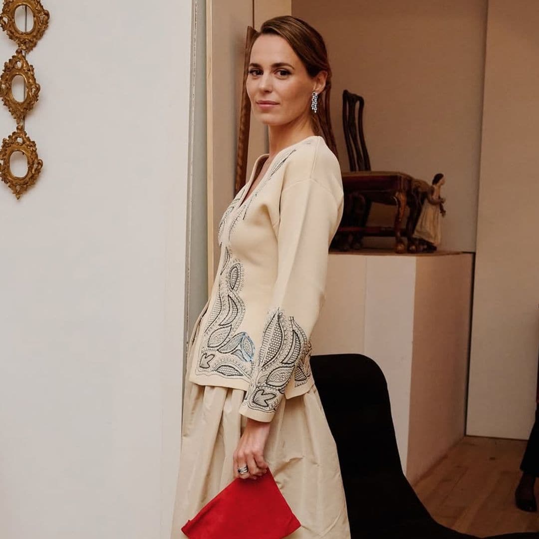 El truco del bolso rojo: así ha elevado Claudia Osborne su look 'vintage' de firma española