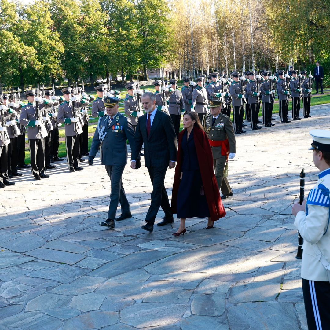 Los reyes Felipe y Letizia arrancan su último día en Finlandia con una ofrenda floral y un vuelo a Laponia
