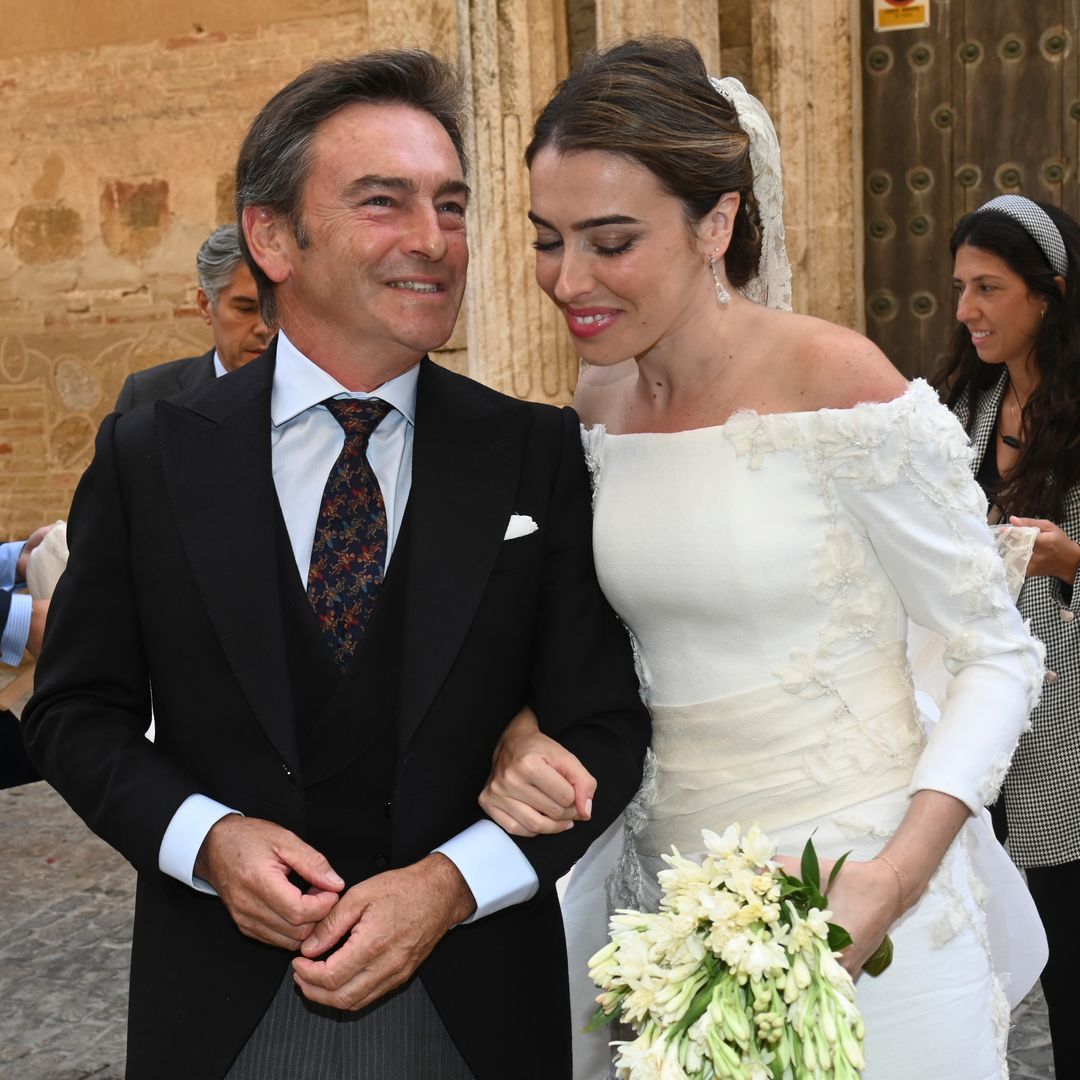 Julia Bolaños elige un vestido de novia de inspiración años 50 con bordados florales y un manto del siglo XVIII