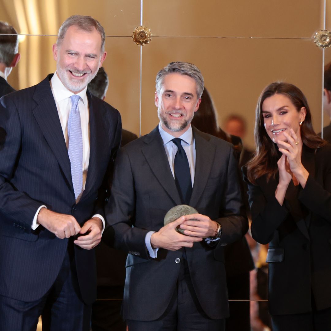 La Reina se reencuentra con compañeros periodistas para premiar a Franganillo