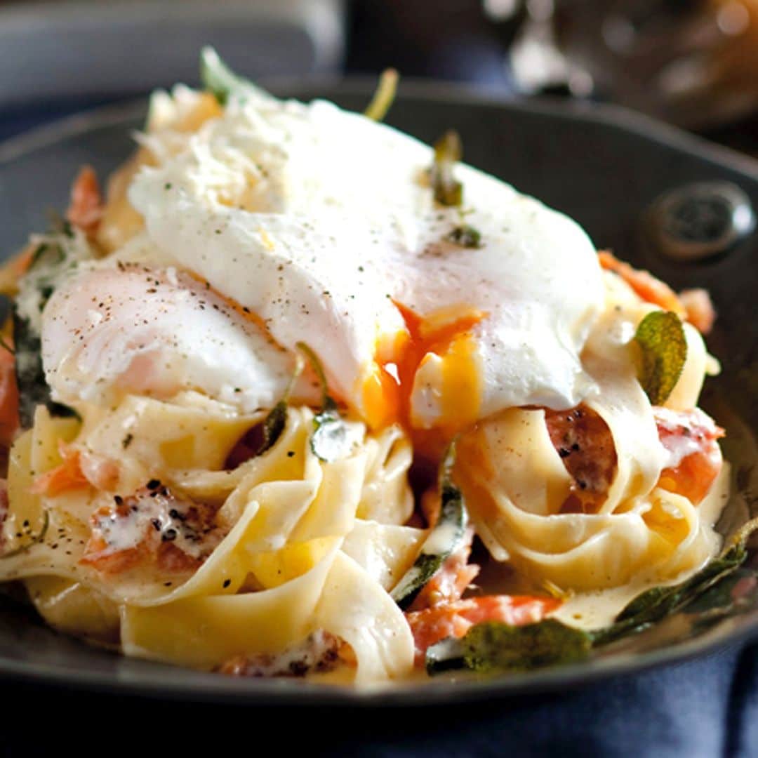 Pasta a la crema con salmón y huevo escalfado