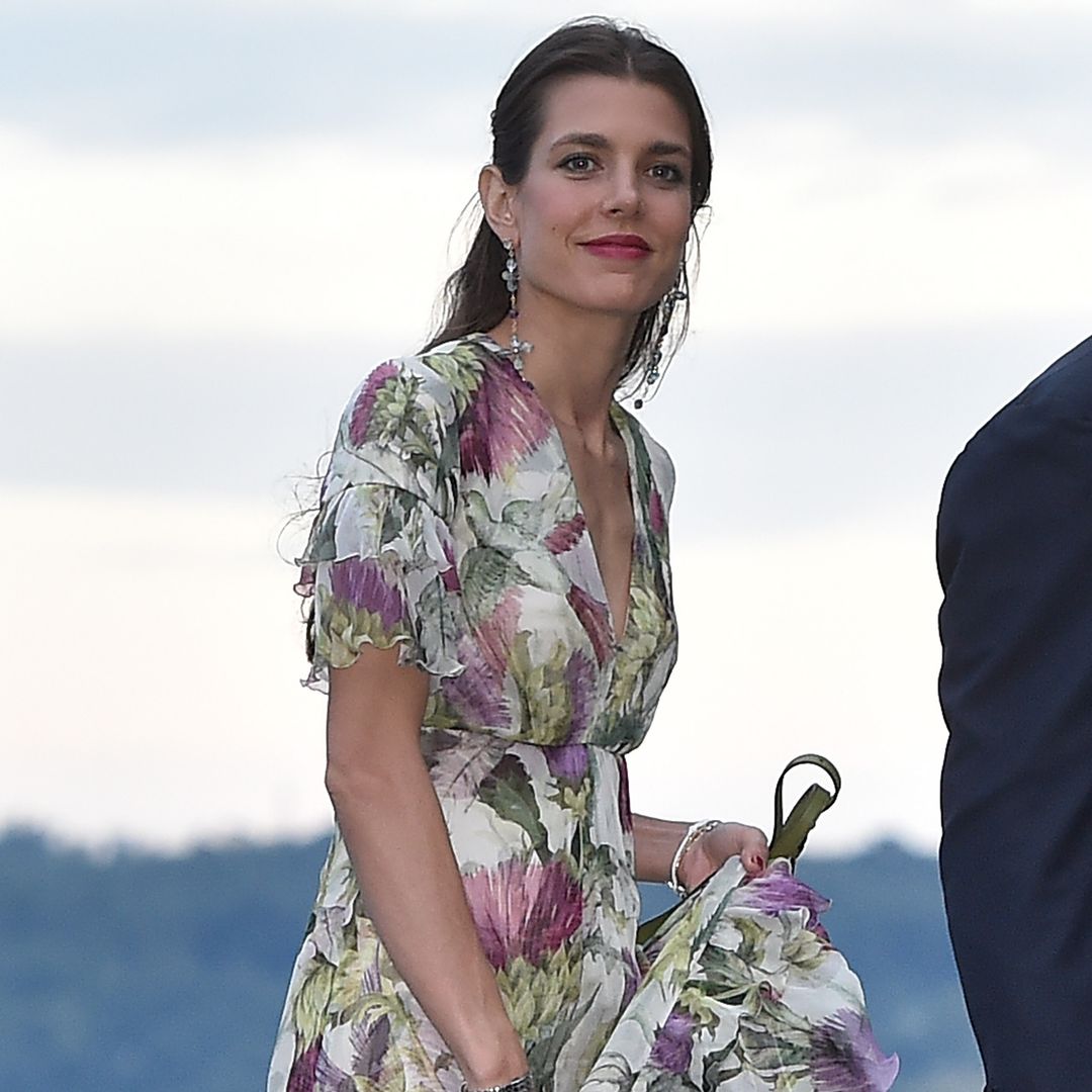 Analizamos el vestido de Carlota Casiraghi en la boda de su hermano Pierre: "Fue una invitada perfecta que supo marcar la diferencia"