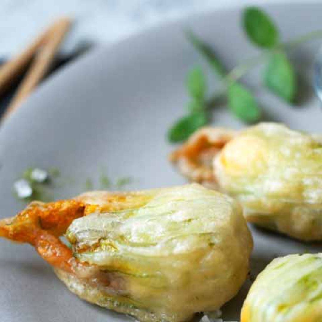 Flores de calabacín en tempura con mantequilla al té verde