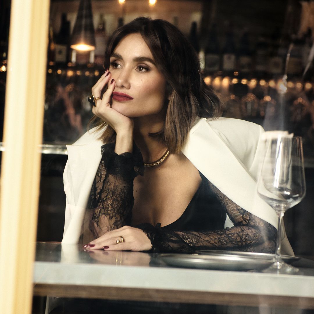 COMBO PERFECTO
El vestido negro con blazer blanca es el outfit infalible de la creadora de contenido. Aquí posa con modelo, de Nina Ricci, y americana, de Simorra. Las joyas son de UNOde50.