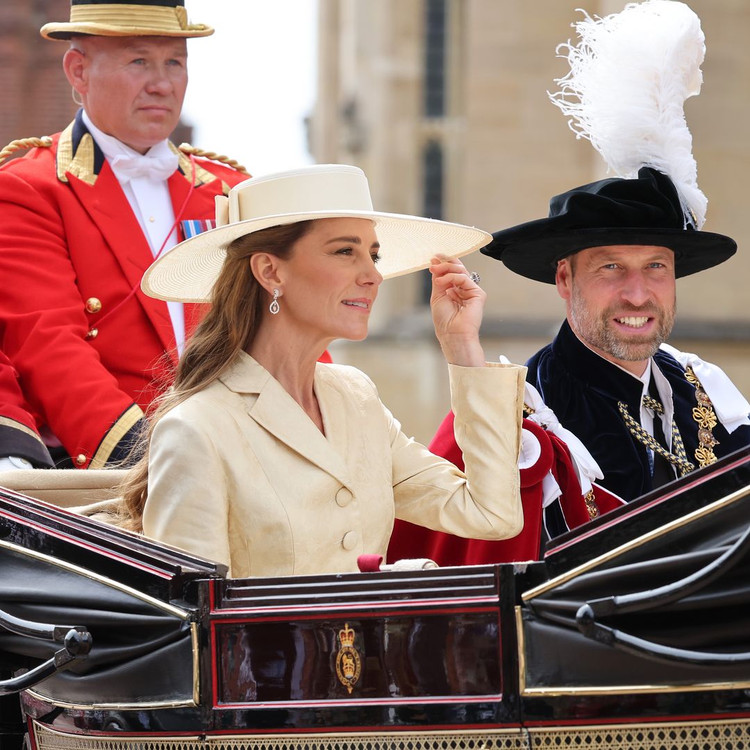 Kate Middleton estrena un vestido amarillo mantequilla de exquisito brocado y pamela a juego en recuerdo a Isabel II por su centenario