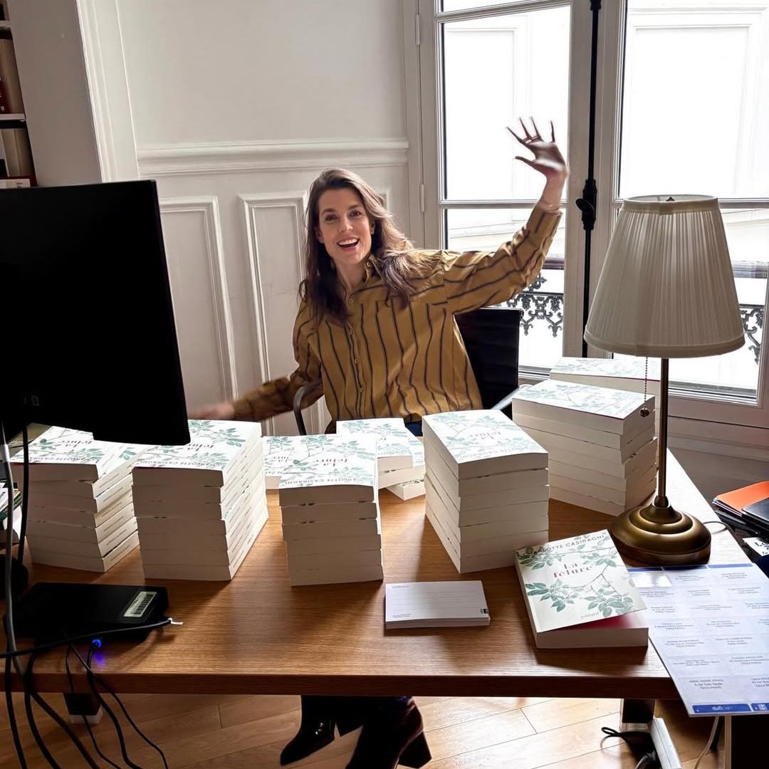Carlota Casiraghi posa muy emocionada con su primer libro en solitario y con guiño a Grace Kelly