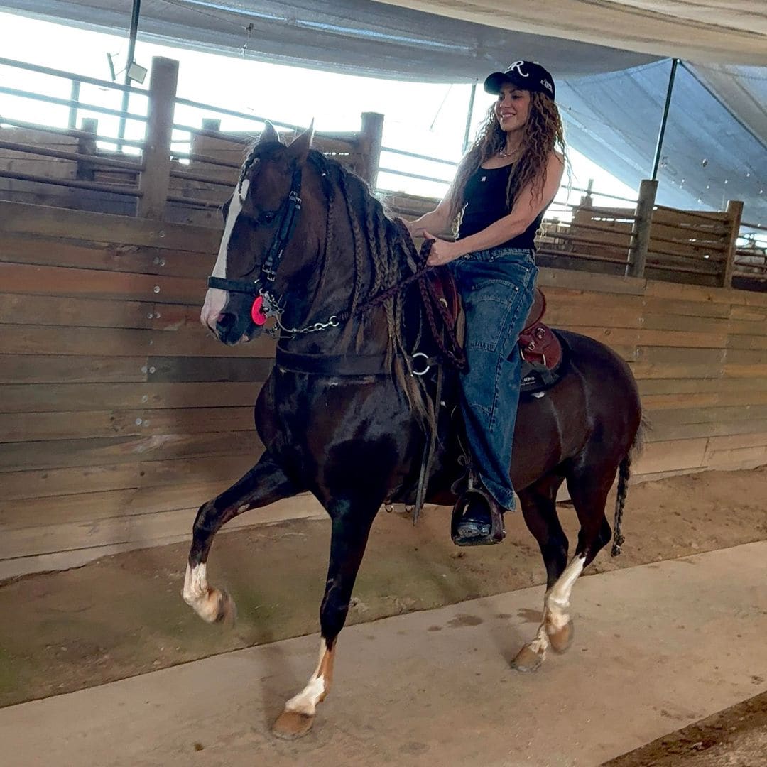 Shakira da una sorpresa a sus fans al montar a caballo en la finca de Maluma