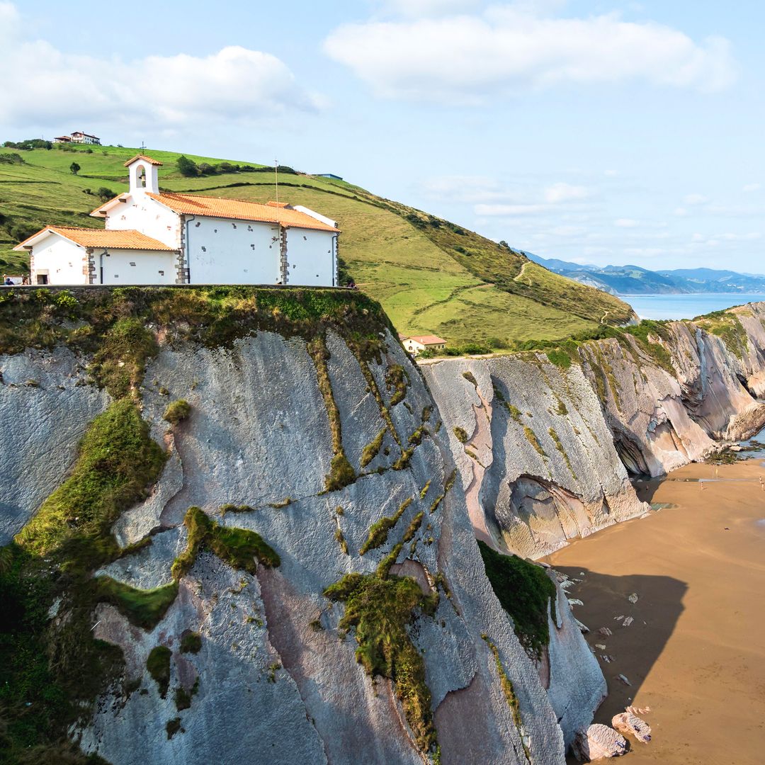 La ermita de la costa vasca con vistas a un ‘hojaldre’ gigante: un fenómeno natural sorprendente