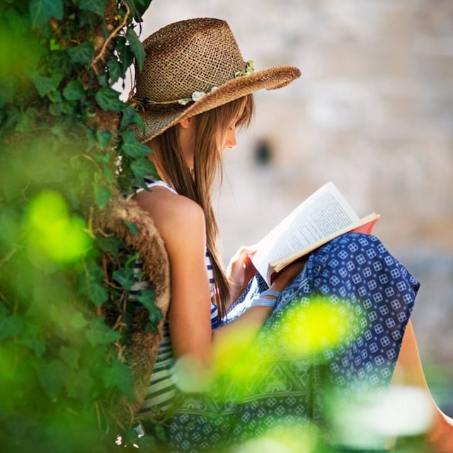 libros de fantas a juveniles para este verano adolescente leyendo al aire libre 