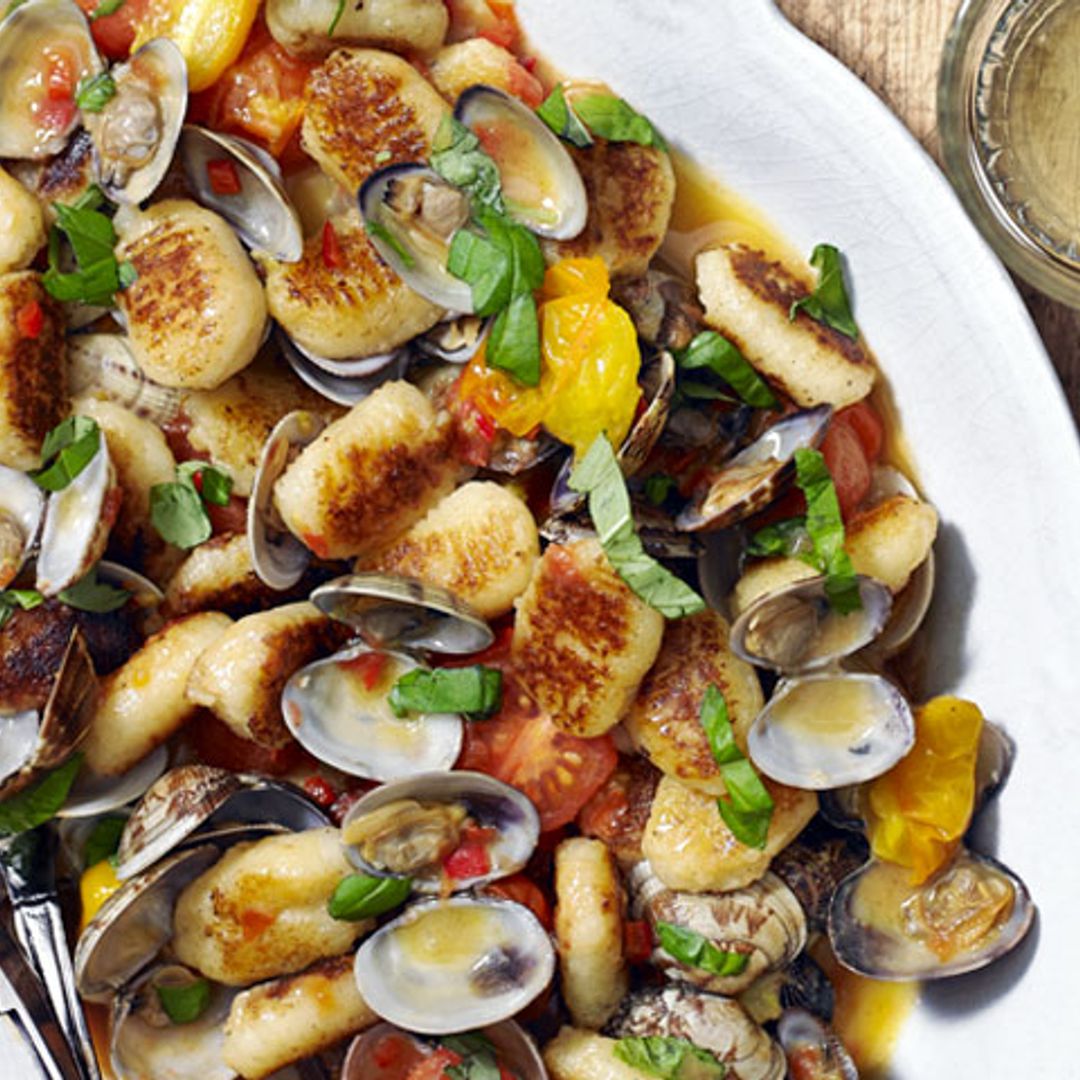 Ñoquis con chirlas en salsa de tomates