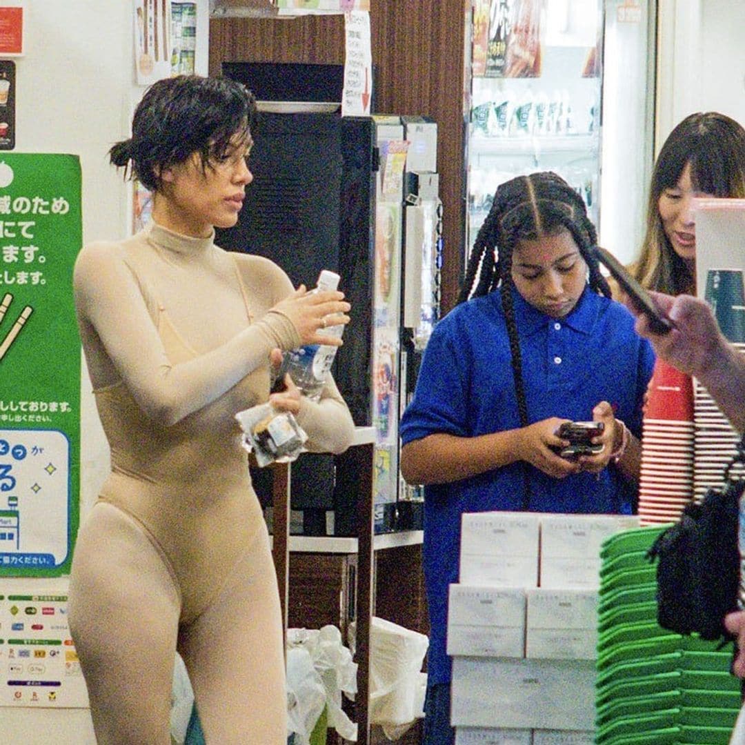 Bianca Censori y North West muestran su complicidad en su viaje a Japón