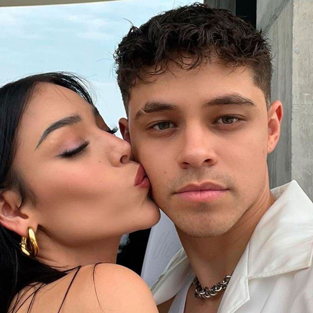 Con una cena romántica, Danna Paola y Alex Hoyer celebran tres años de amor