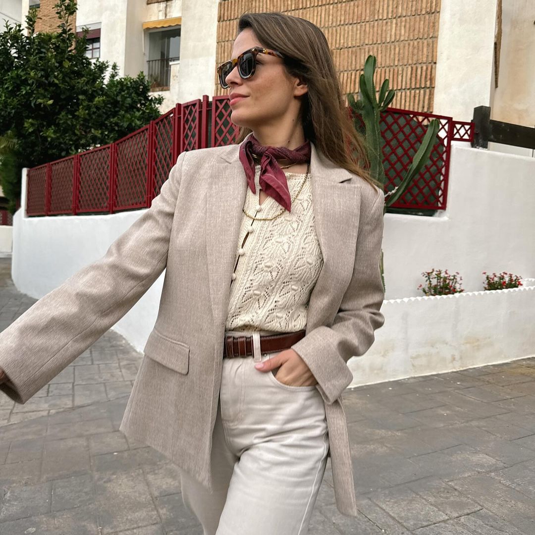 Pañuelos, bolsos y otros accesorios mágicos que transforman un look sencillo en uno muy especial
