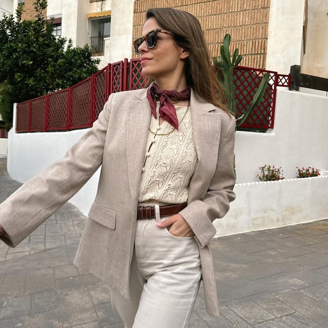 Jessie Chanes con pañuelo al cuello y gafas de sol