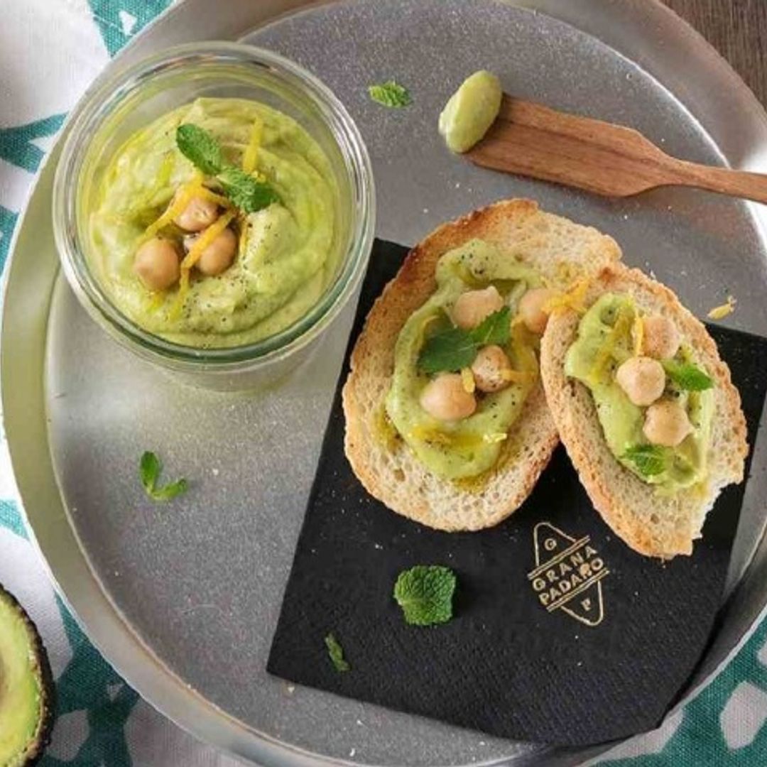 Crema de aguacate con garbanzos, limón y queso