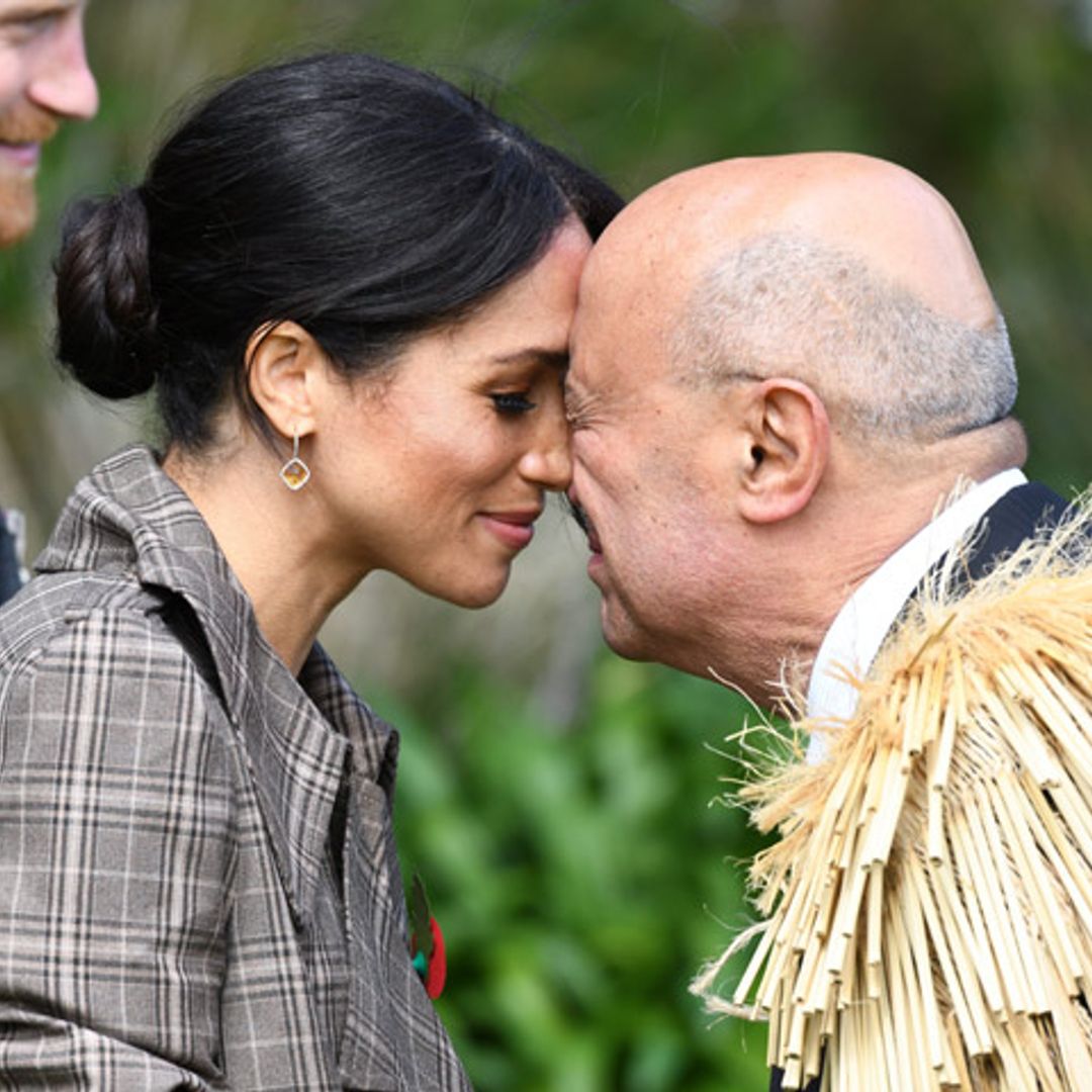Tras el 'ensayo' en Londres, Meghan Markle pone en práctica el saludo 'hongi' en Nueva Zelanda