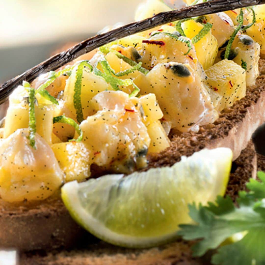 Tosta de ceviche de lubina con maracuyá y piña