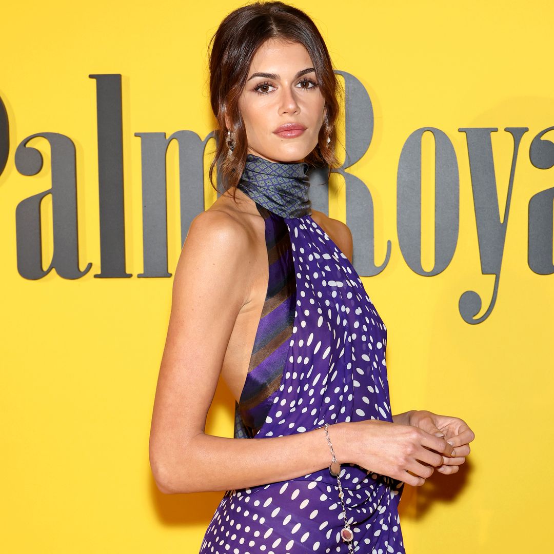 Kaia Gerber estrena un vestidazo de invitada con estampado español para su plan junto a Ricky Martin en Los Ángeles