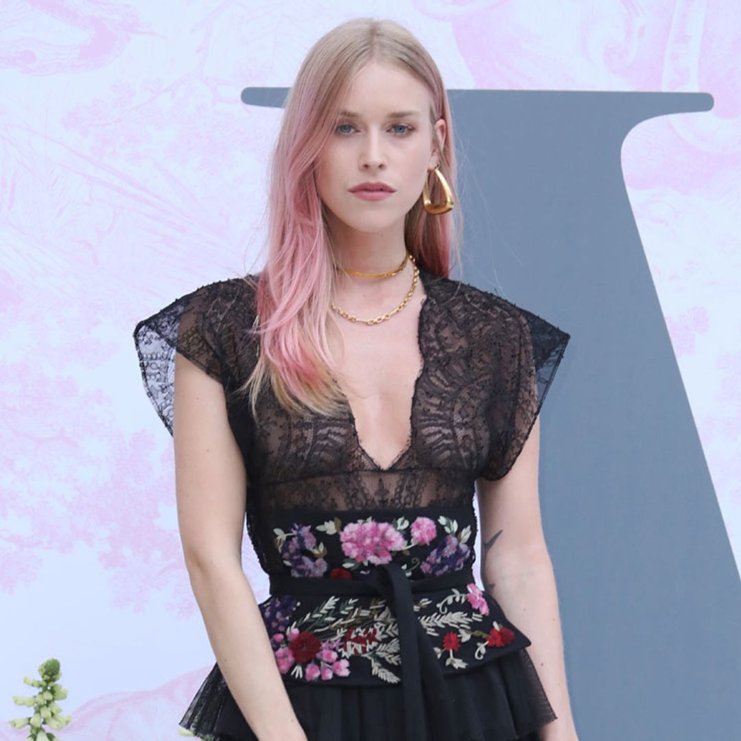 ¡Fiesta de verano! Lady Amelia Windsor y Mary Charteris, o cómo acertar con vestidos opuestos