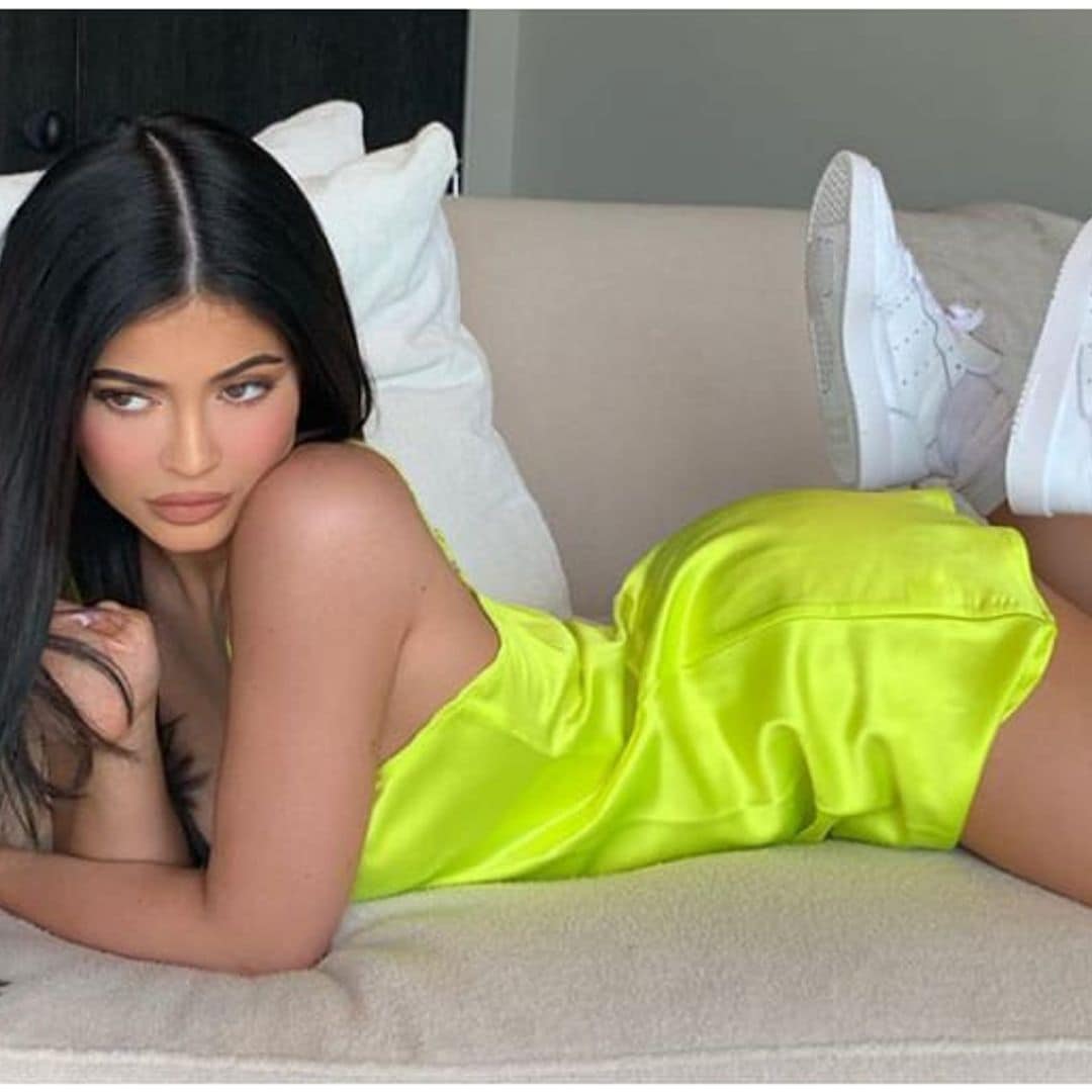 6 vestidos neón que podrás usar con 'sneakers' al estilo Kylie Jenner