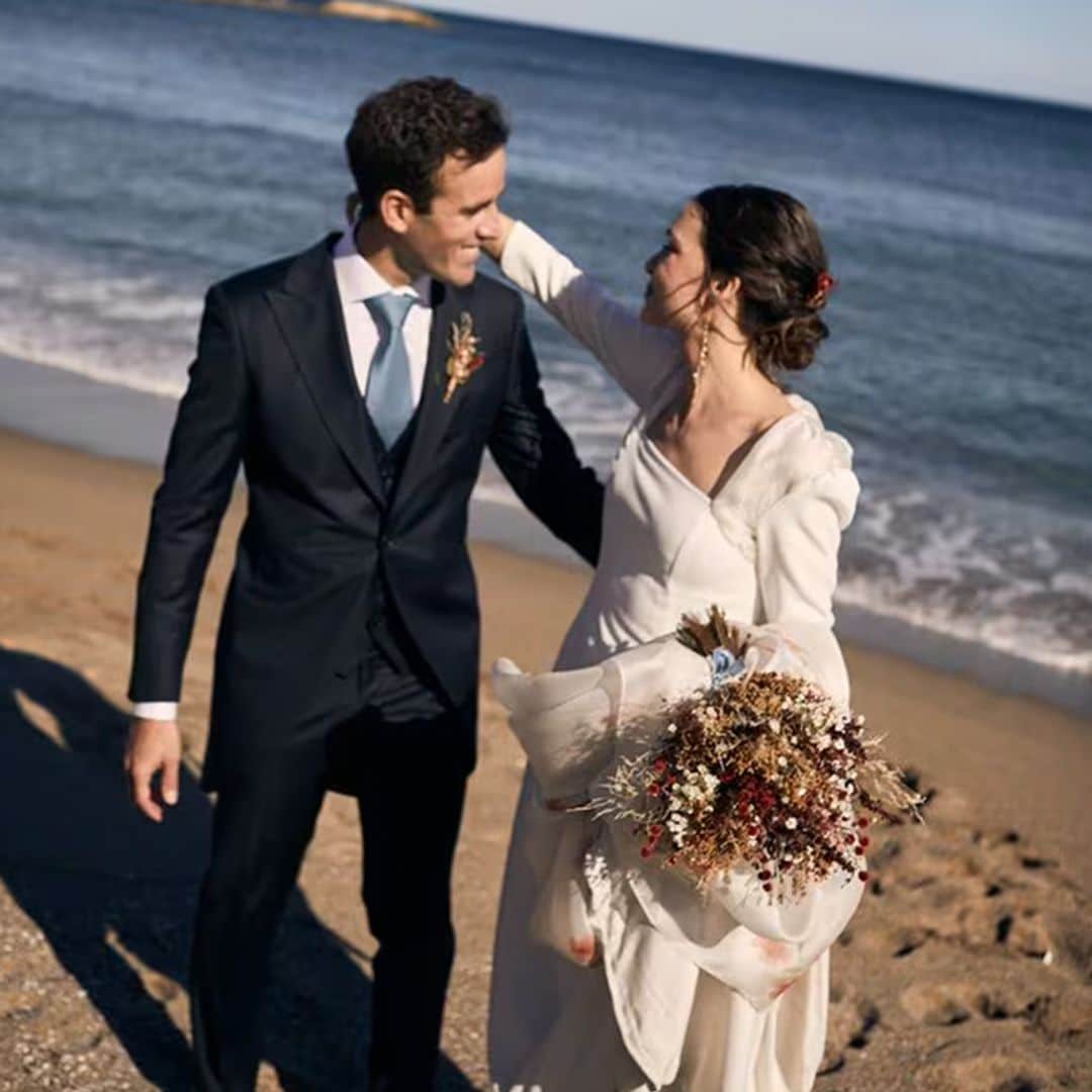 Marta, la novia otoñal que se casó en la Costa Brava con un espectacular lazo de flores pintado a mano