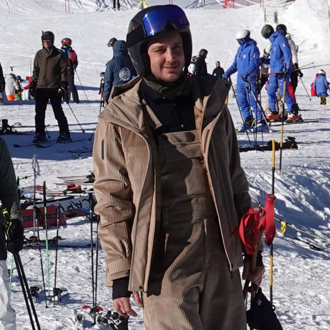 IMÁGENES EXCLUSIVAS. Pierre Casiraghi y su regreso al pasado en Saint-Moritz: marca estilo con su peto de pana que redefine la moda masculina en la nieve