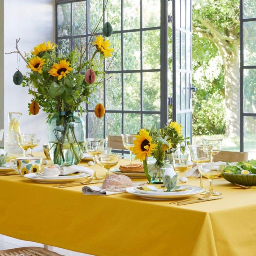 Mesa de comedor decorada con girasoles en tonos amarillos y con huevos de Pascua de H&M Home