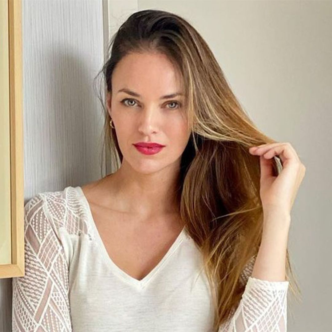 Helen Lindes reta al invierno con su estreno al estilo 'Bridgerton' de 30 euros