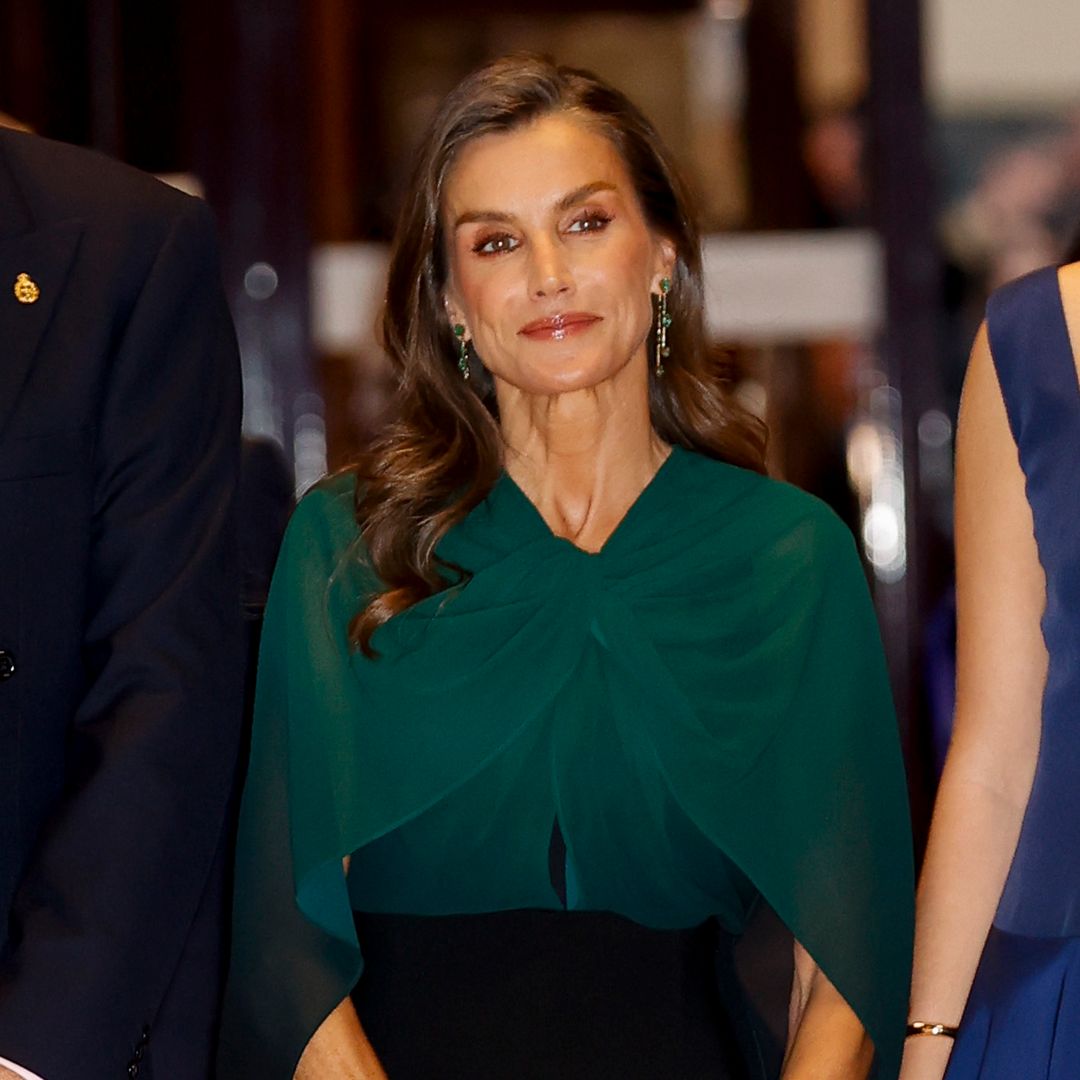 La reina Letizia sorprende con la blusa verde de capa transparente más buscada y conquista el concierto