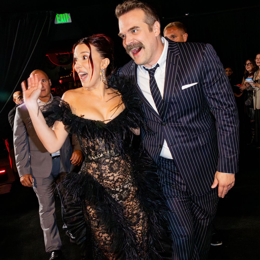 Las sorprendentes imágenes de Millie Bobby Brown y David Harbour entre abrazos tras la denuncia por acoso