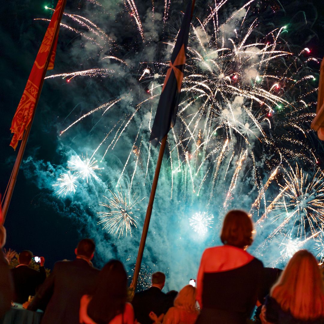 Paz Vega disfrutando de los fuegos artificiales sobre la laguna veneciana durante su estancia express