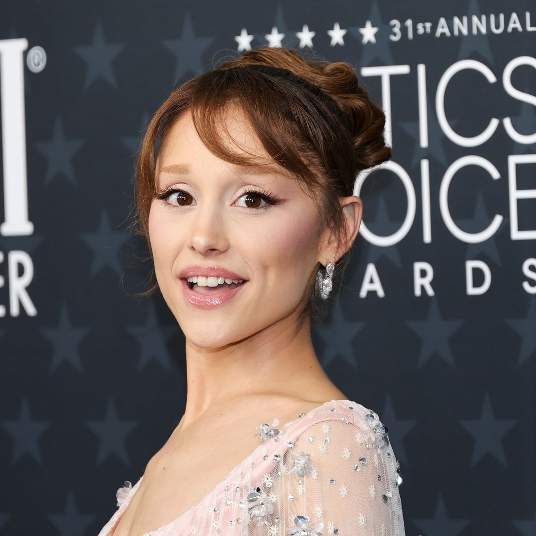 Ariana Grande presume el nuevo tono de su melena en los Critics Choice Awards 2026