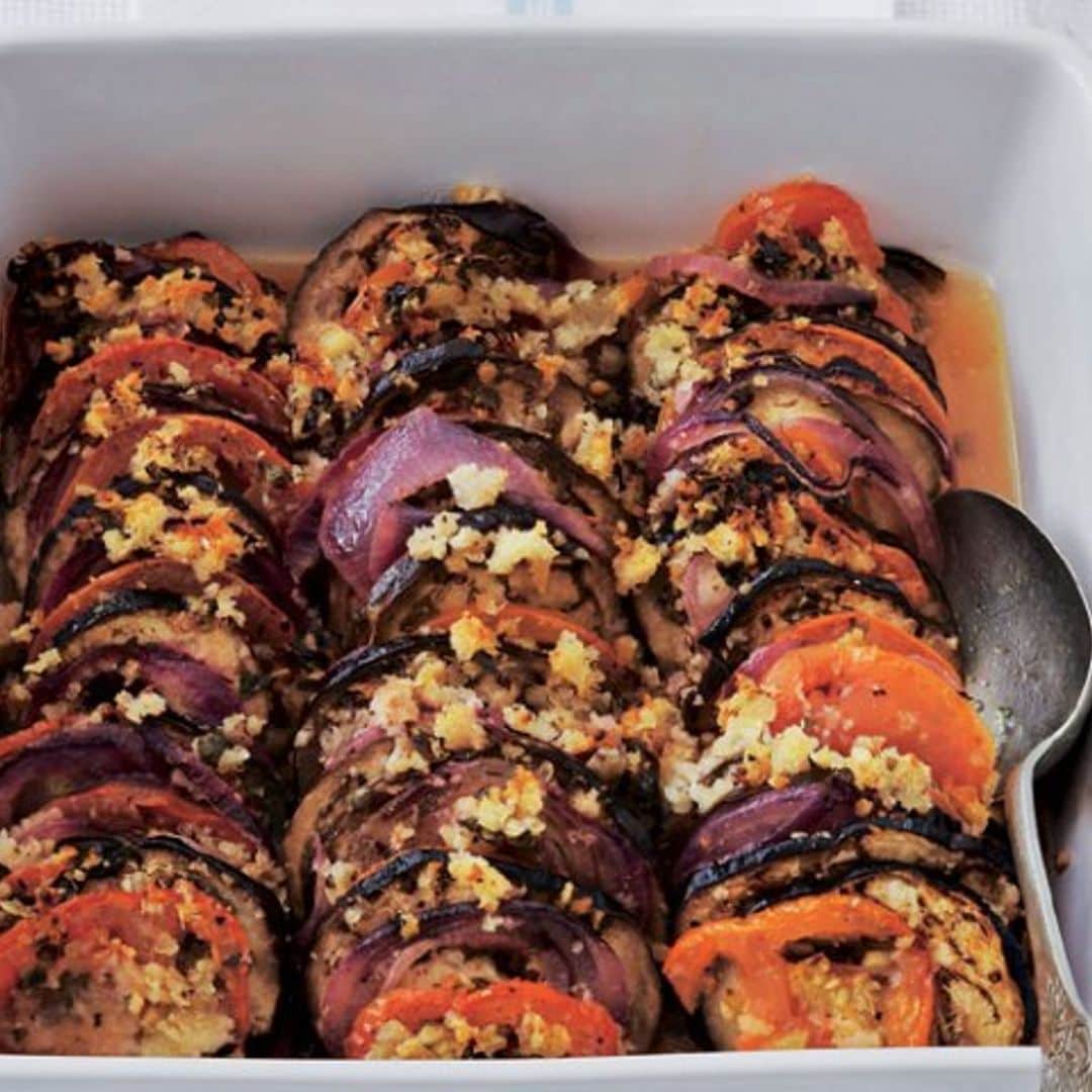 Fuente de berenjenas, tomate y cebolla roja