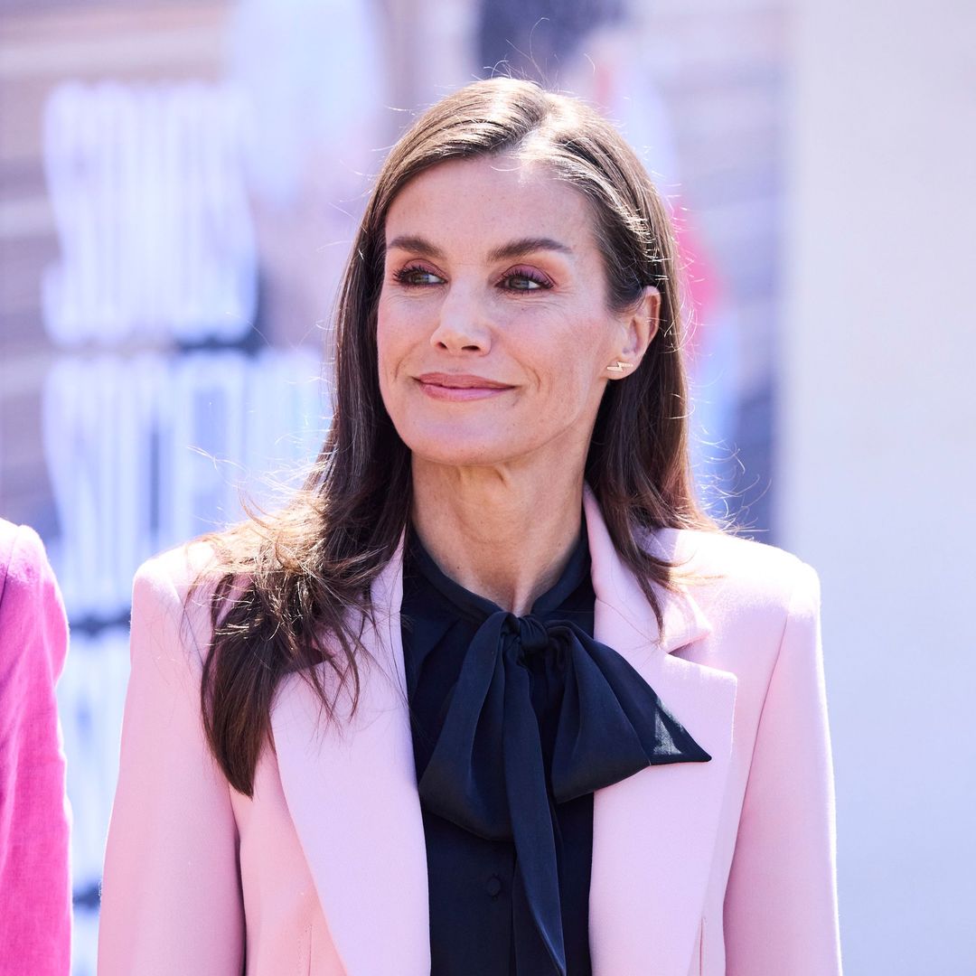 La reina Letizia apuesta ​en ​Pamplona por una 'blazer' rosa: combina muy bien con prendas en color negro