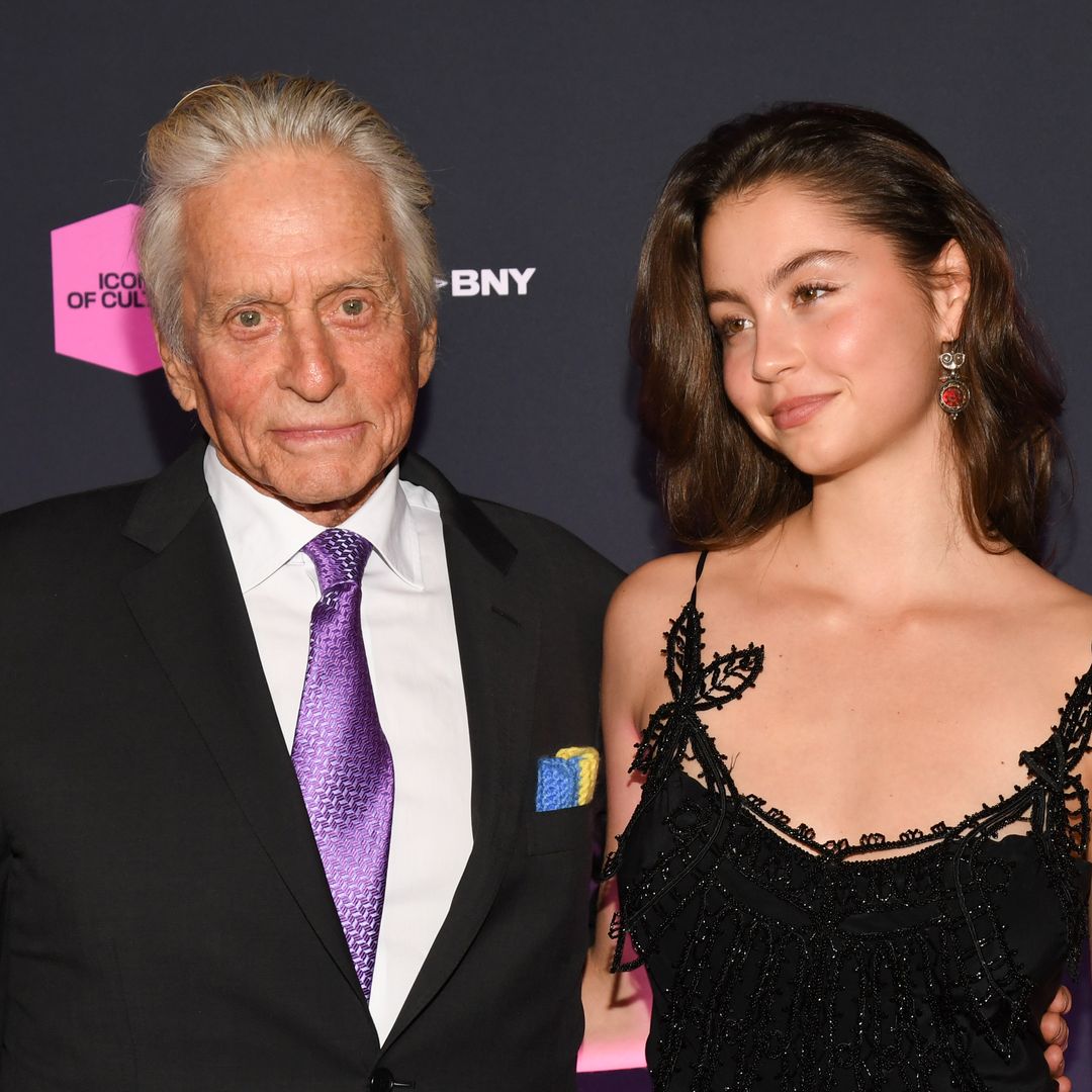 Carys Douglas revive un 'look' icónico de su madre, Catherine Zeta-Jones