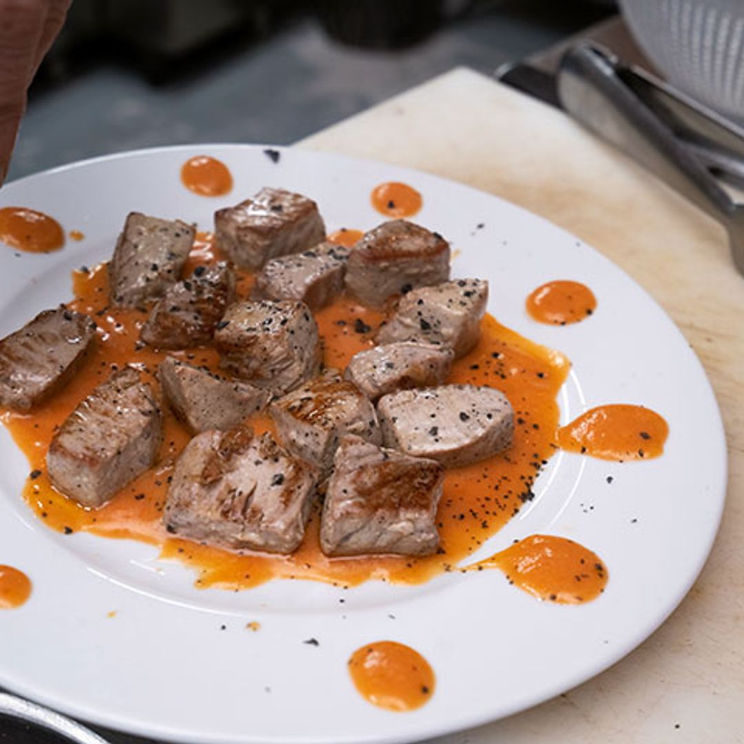 Taquitos de atún a la brasa con salmorejo