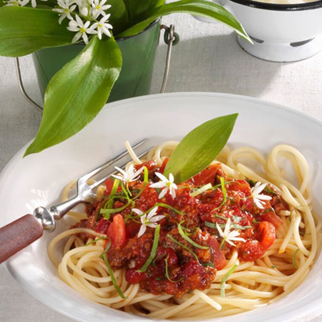 Tallarines con tomate y flores de ajo
