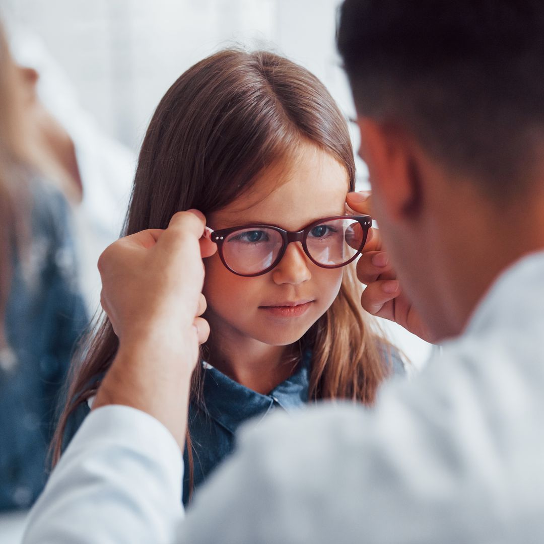 Gafas gratis para niños: los 3 documentos que debes llevar a la óptica para recibir los 100 euros del Plan VEO