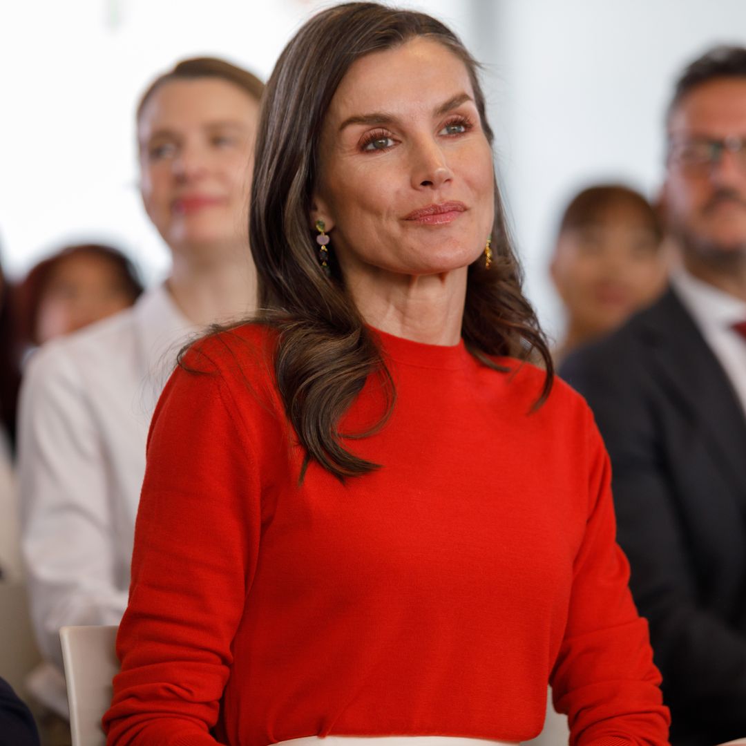 La reina Letizia da la bienvenida a la primavera con una falda fresca y elegante