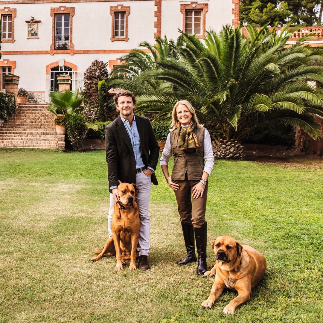 Edificada en 1830, la "Masía de San Antonio" ha llegado a ser un personaje más de las novelas de Rafa, como ocurrió en su debut con "El heredero". Su fachada, sin embargo, no es la original. En 1901, se reconstruyó al gusto de la época, al estilo que vino a llamarse novecentista, común para los grandes logros industriales del momento como estaciones de ferrocarril, bodegas y factorías como la que aparece en su último relato, "La protegida"